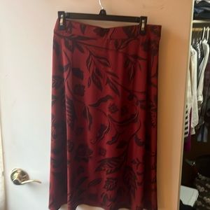 Beautiful skirt for work or nights out. Great for the holidays with hoots.